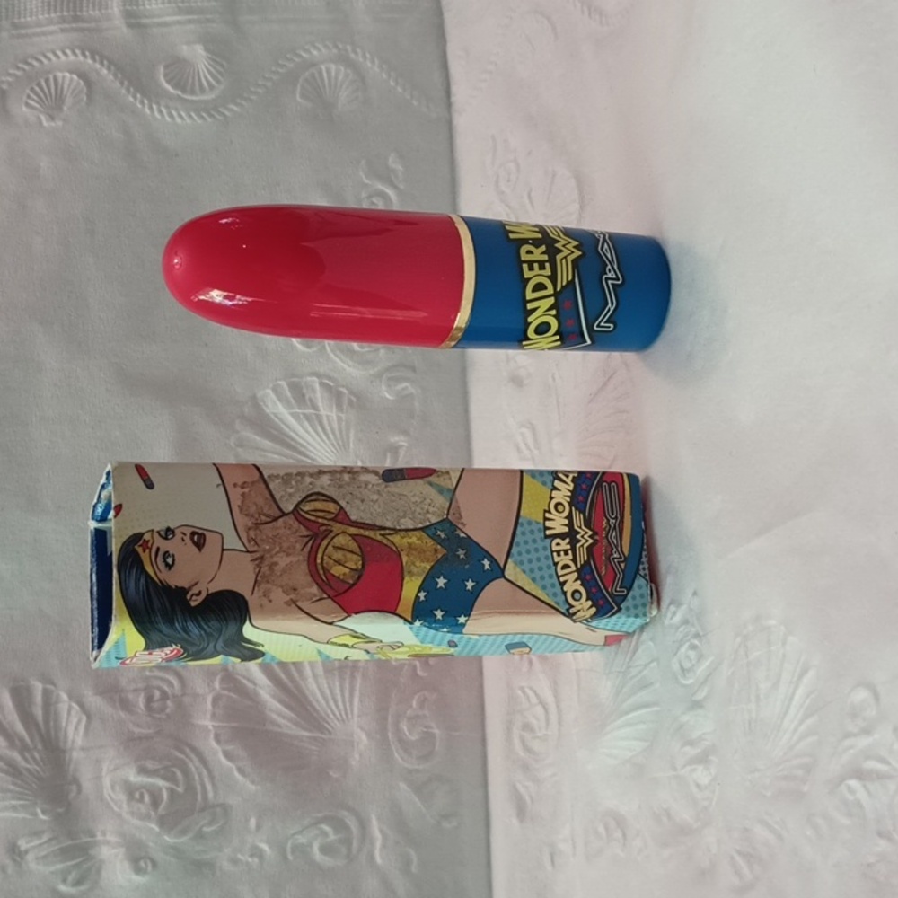MAC Limited Edition 2011 Wonder Woman Heroine Lipstick
